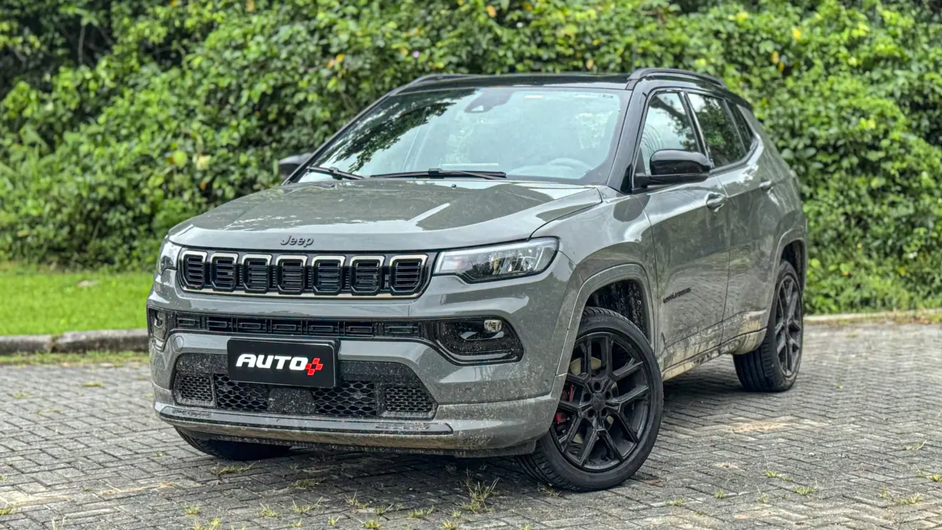 Jeep Compass Blackhawk 2026 avaliação estático na cor cinza