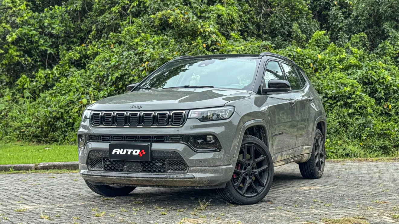 Jeep Compass Blackhawk 2026 avaliação estático na cor cinza é um dos SUVs de shopping