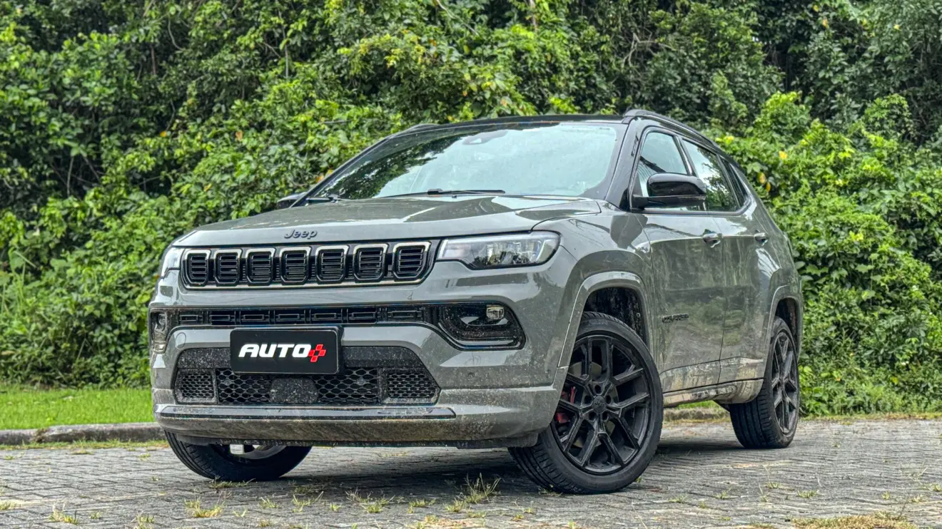 Jeep Compass Blackhawk 2026 avaliação estático na cor cinza