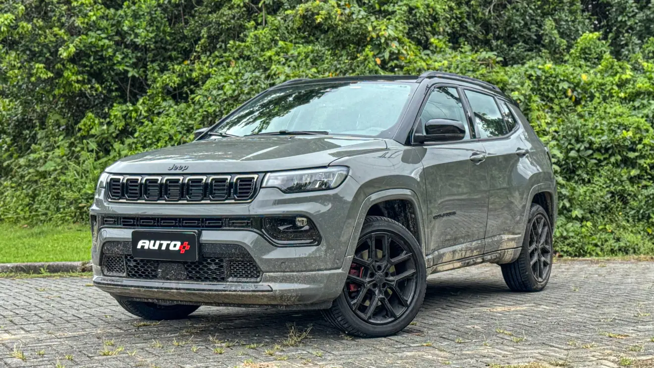Jeep Compass Blackhawk 2026 avaliação estático na cor cinza