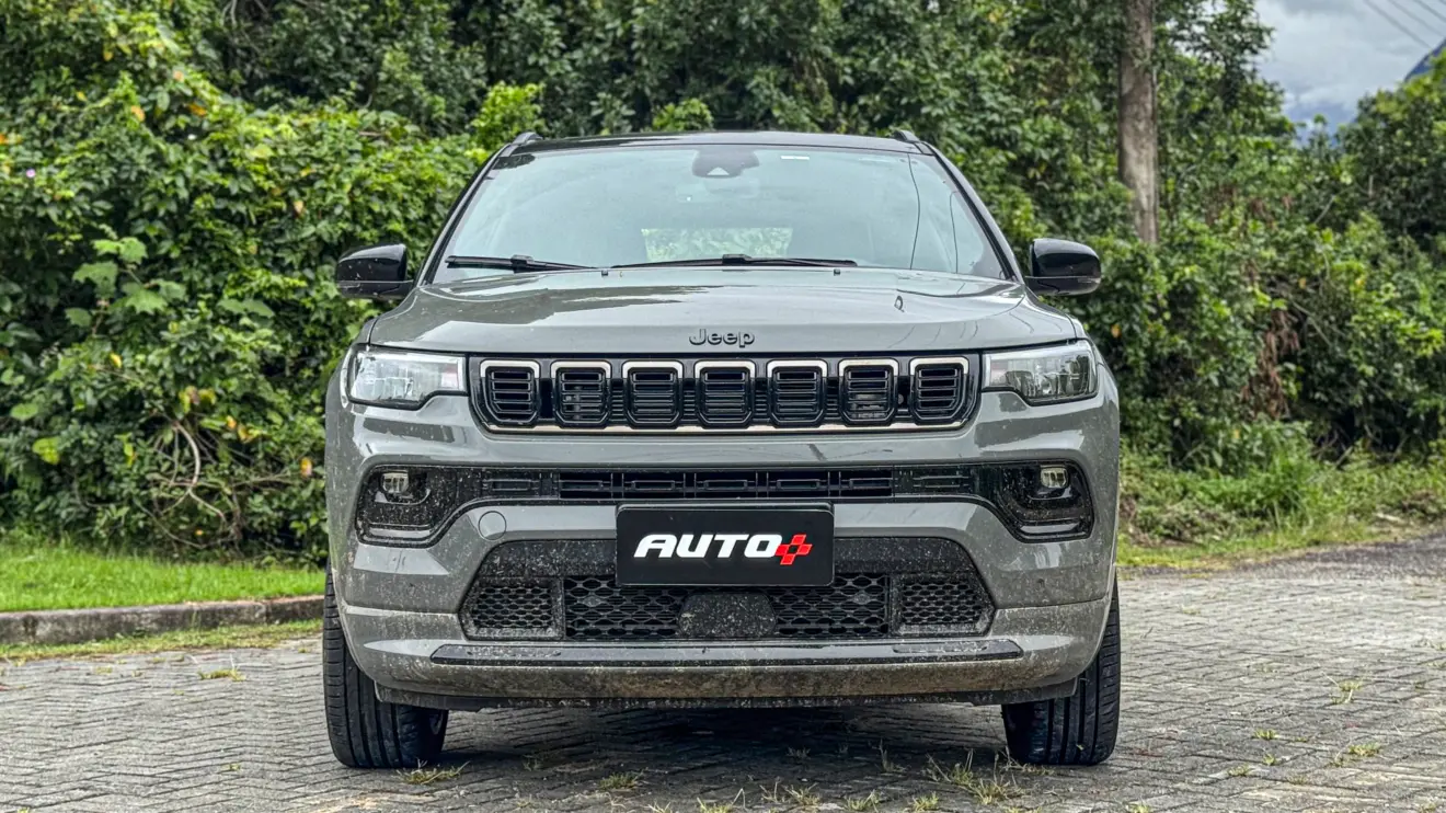 Jeep Compass Blackhawk 2026 avaliação estático na cor cinza