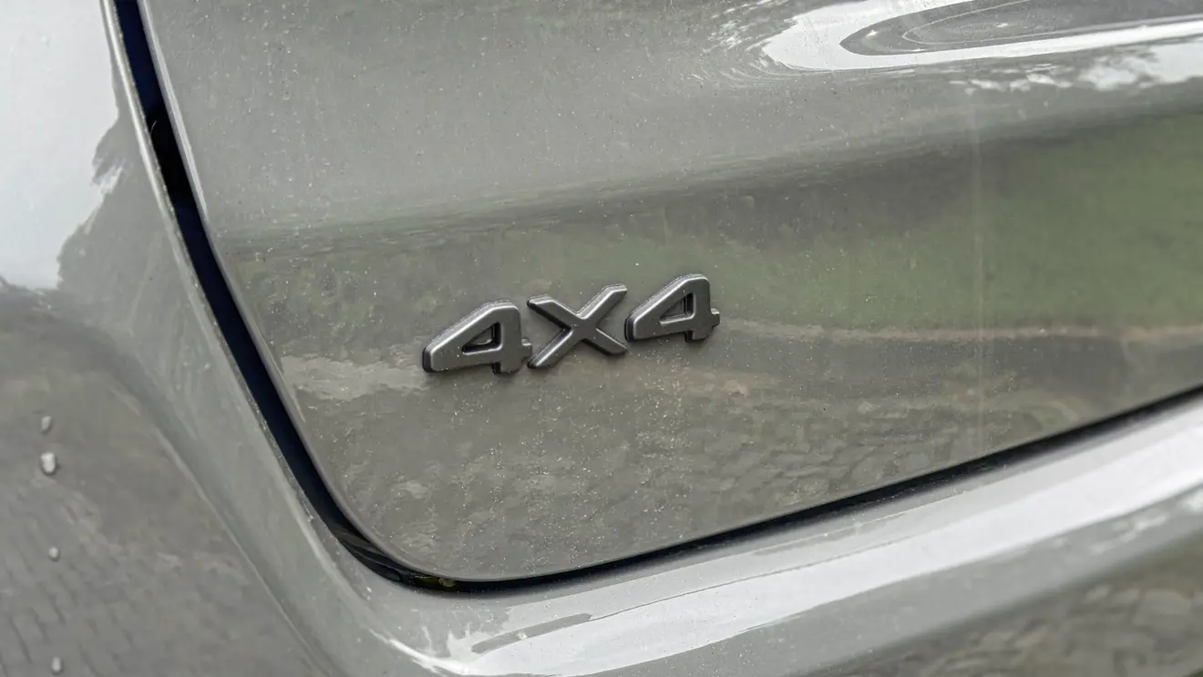 Jeep Compass Blackhawk 2026 avaliação estático na cor cinza