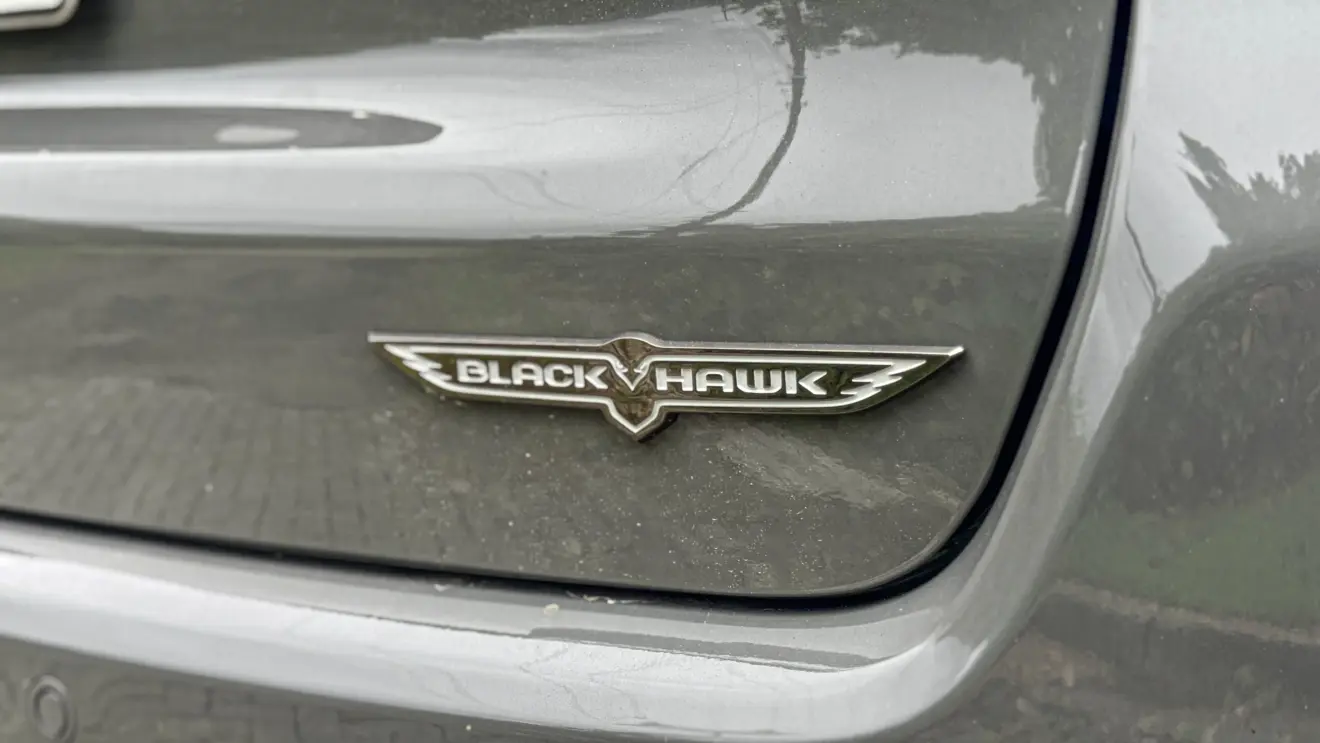 Jeep Compass Blackhawk 2026 avaliação estático na cor cinza