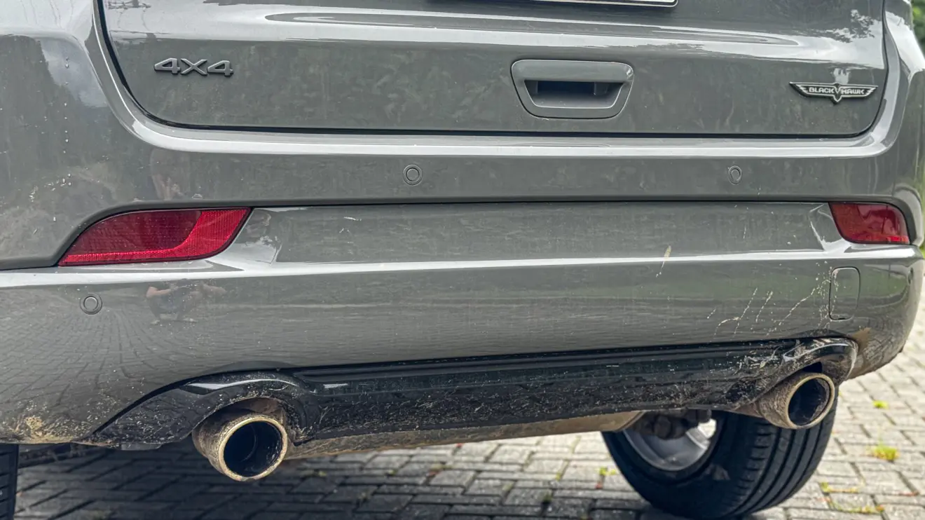 Jeep Compass Blackhawk 2026 avaliação estático na cor cinza