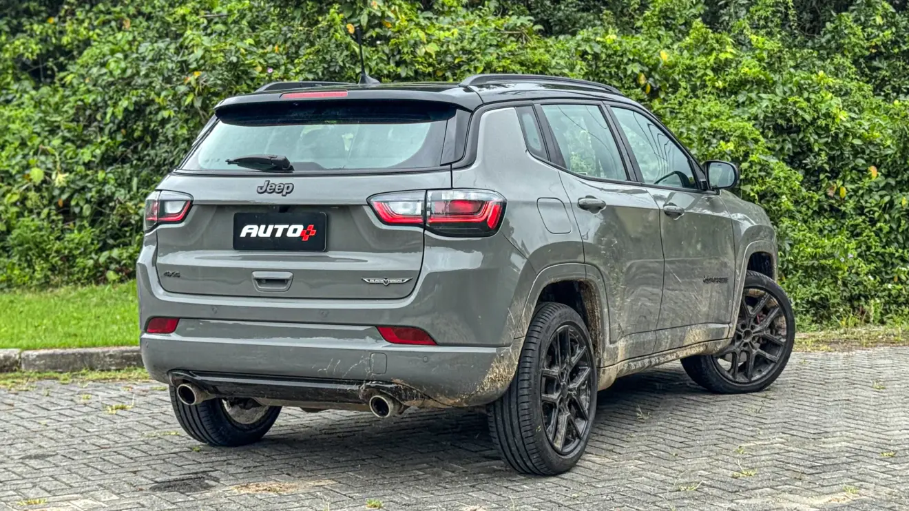 Jeep Compass Blackhawk 2026 avaliação estático na cor cinza