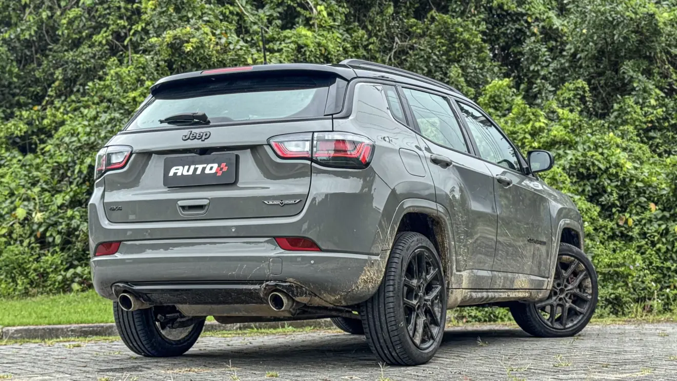 Jeep Compass Blackhawk 2026 avaliação estático na cor cinza