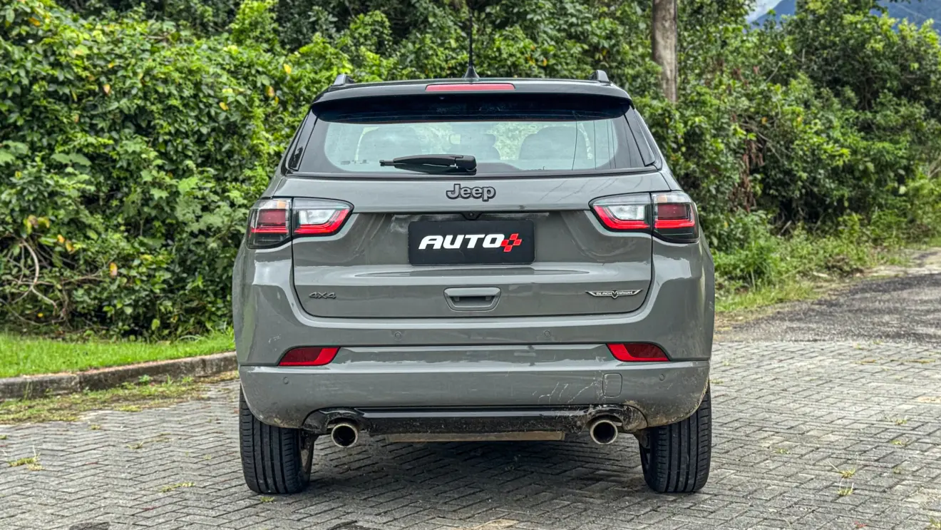 Jeep Compass Blackhawk 2026 avaliação estático na cor cinza