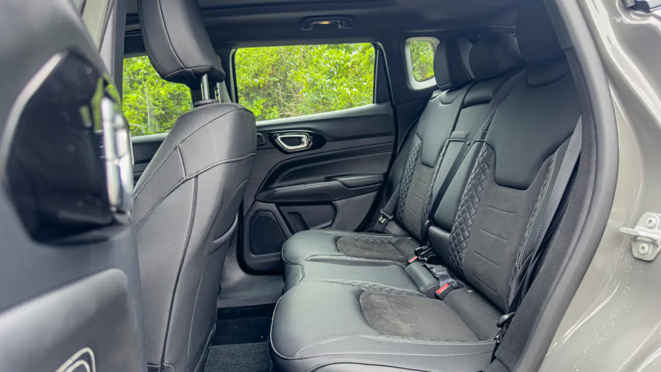 Jeep Compass Blackhawk 2026 avaliação estático na cor cinza interior