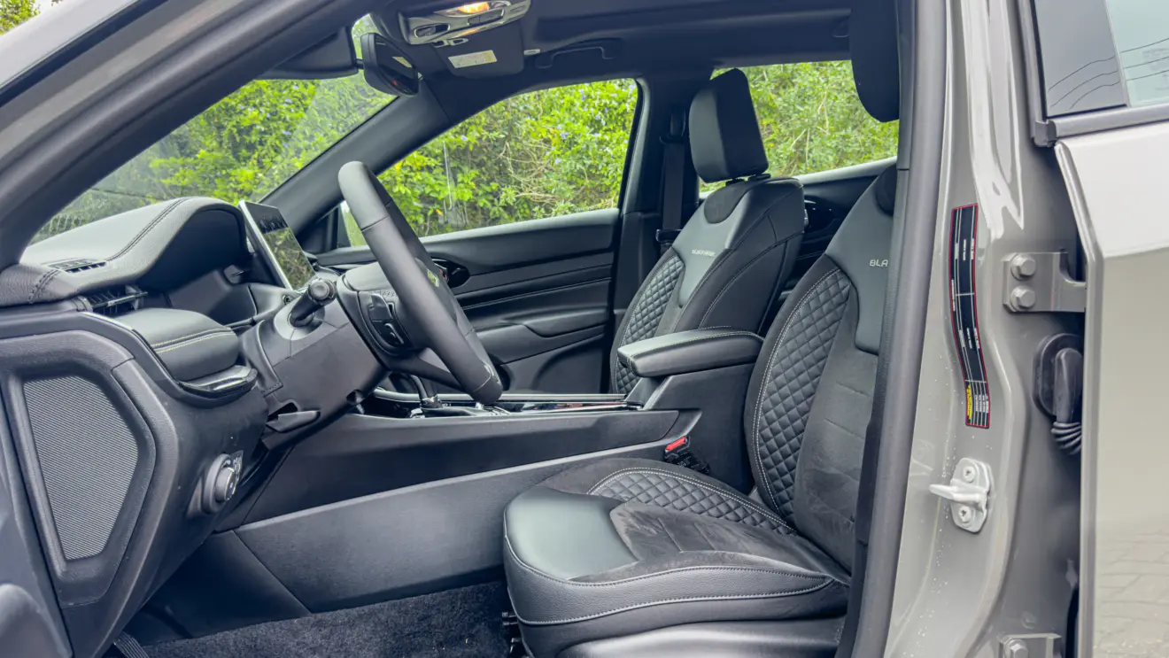 Jeep Compass Blackhawk 2026 avaliação estático na cor cinza interior