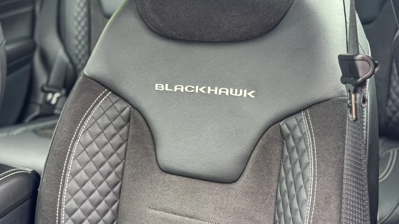 Jeep Compass Blackhawk 2026 avaliação estático na cor cinza interior