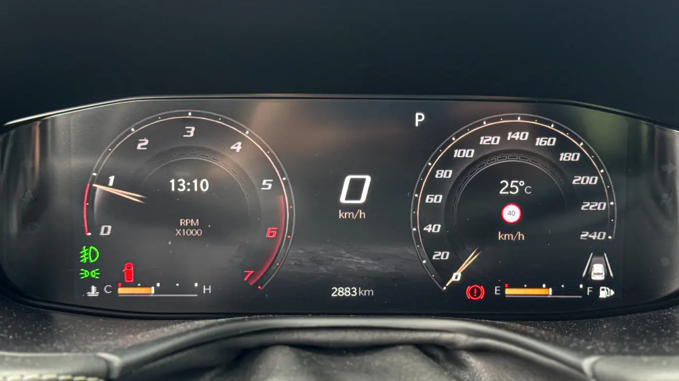 Jeep Compass Blackhawk 2026 avaliação estático na cor cinza interior