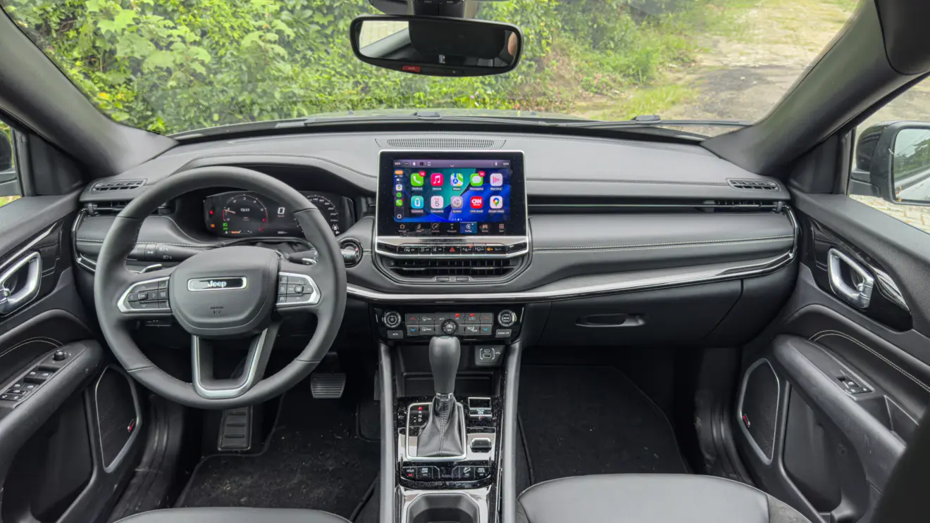 Jeep Compass Blackhawk 2026 avaliação estático na cor cinza interior
