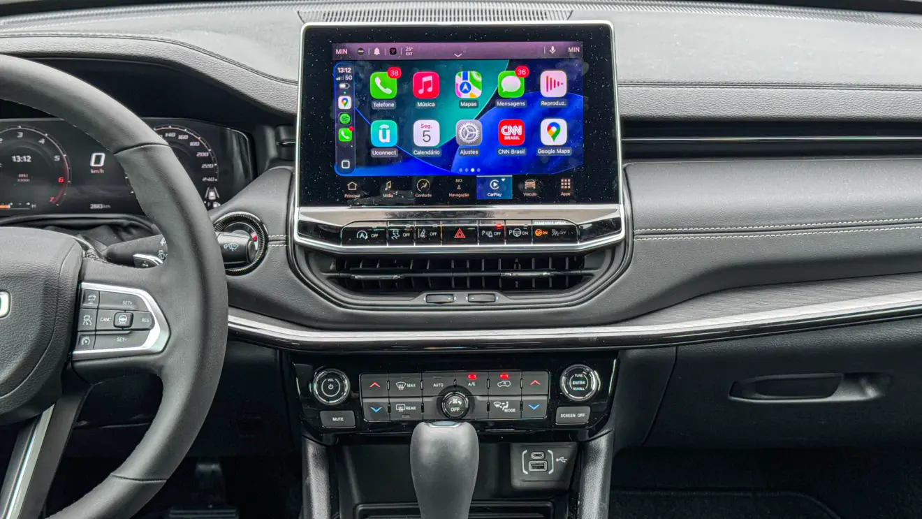 Jeep Compass Blackhawk 2026 avaliação estático na cor cinza interior