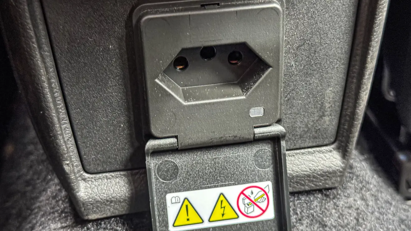 Jeep Compass Blackhawk 2026 avaliação estático na cor cinza interior