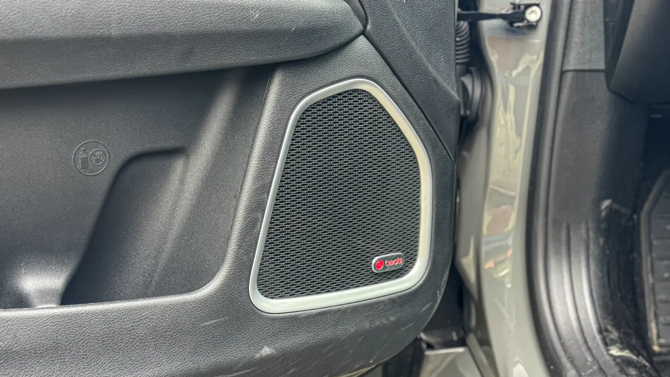 Jeep Compass Blackhawk 2026 avaliação estático na cor cinza interior