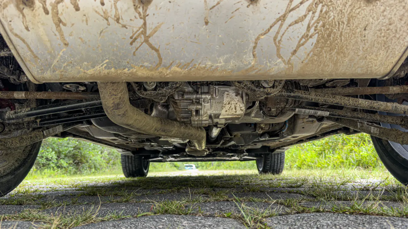 Jeep Compass Blackhawk 2026 avaliação estático na cor cinza suspensão