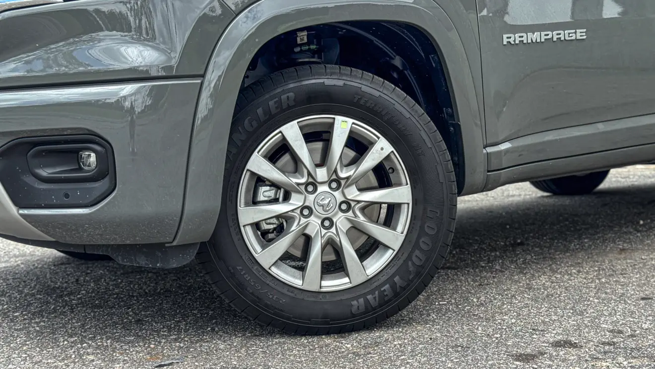 Ram Rampage Big Horn prateada estática para avaliação e teste