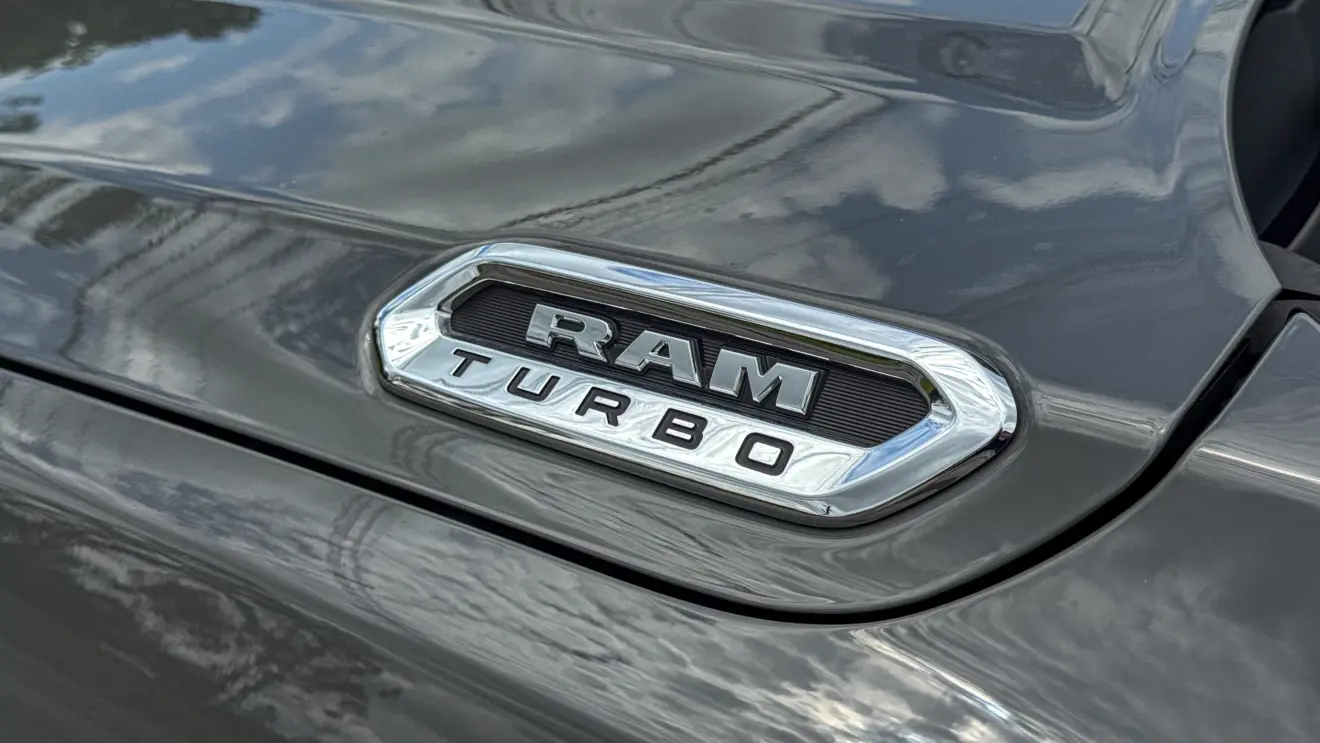 Ram Rampage Big Horn prateada estática para avaliação e teste