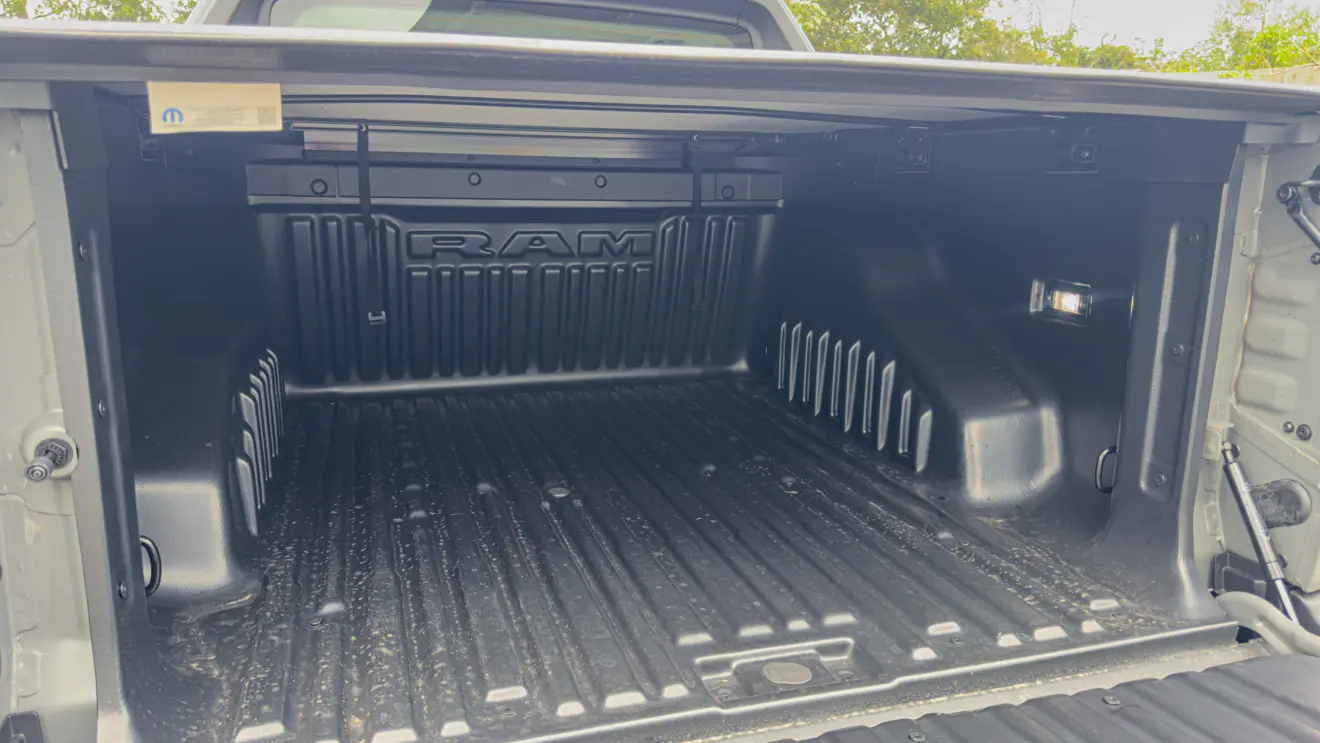 Ram Rampage Big Horn prateada e sua caçamba para avaliação e teste