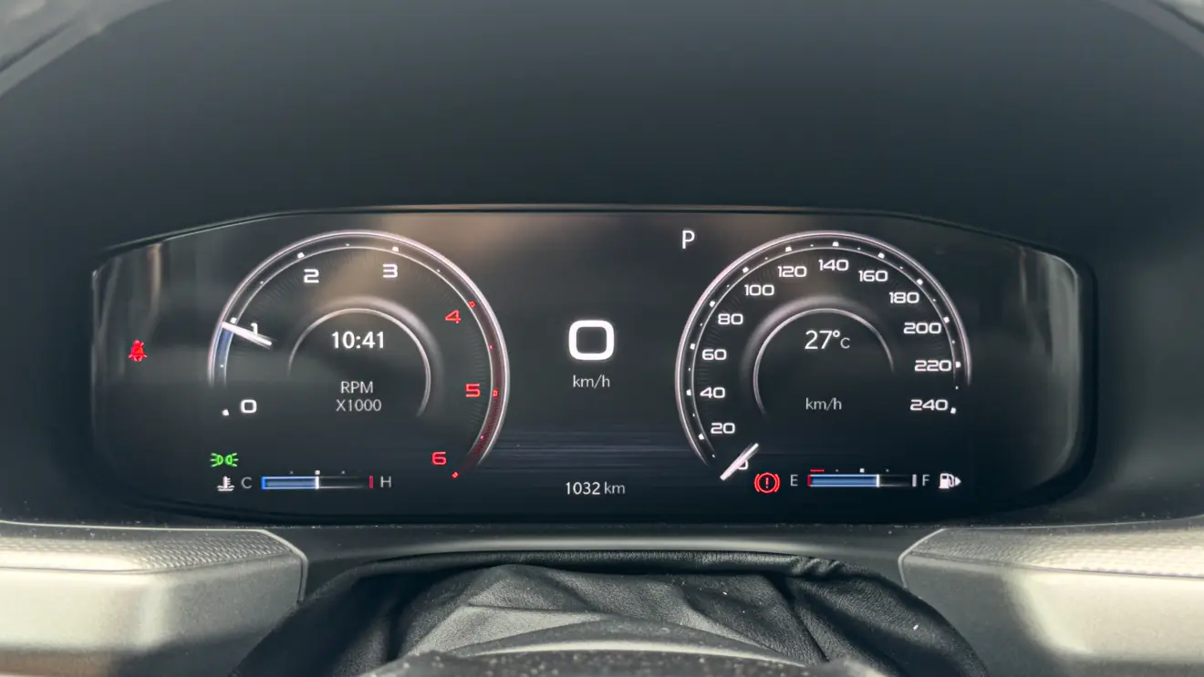 Ram Rampage Big Horn prateada e seu interior para avaliação e teste