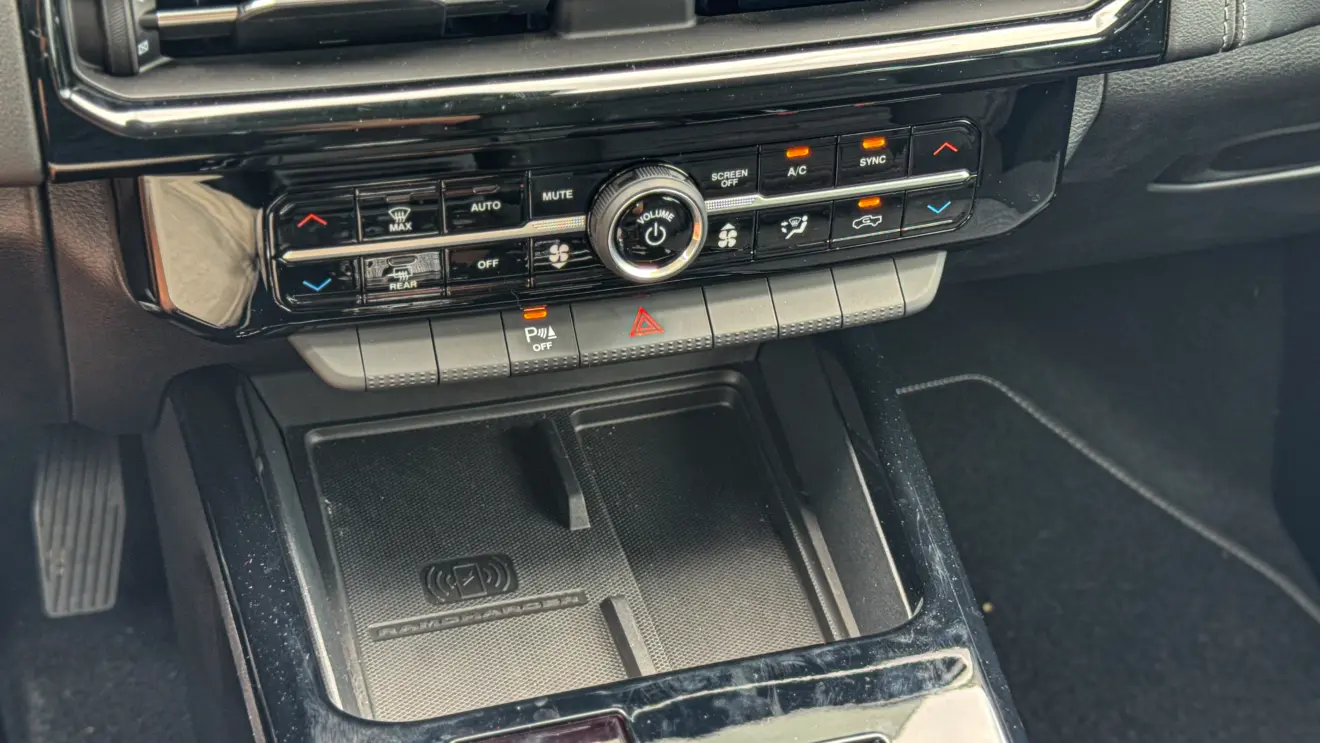 Ram Rampage Big Horn prateada e seu interior para avaliação e teste