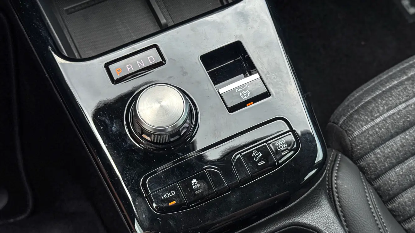 Ram Rampage Big Horn prateada e seu interior para avaliação e teste