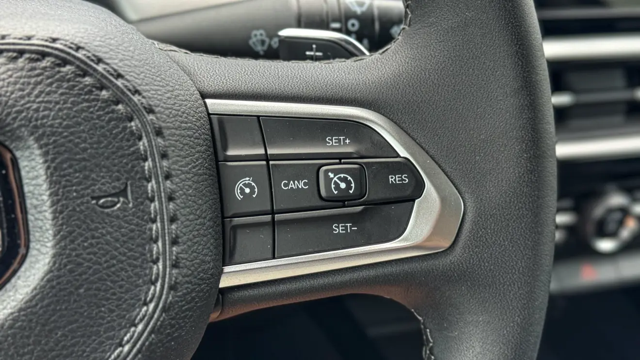 Ram Rampage Big Horn prateada e seu interior para avaliação e teste