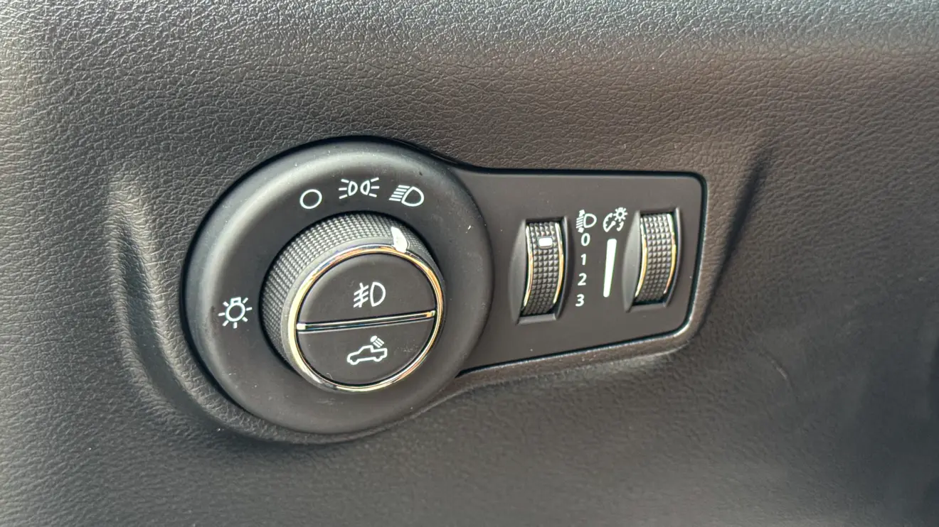 Ram Rampage Big Horn prateada e seu interior para avaliação e teste