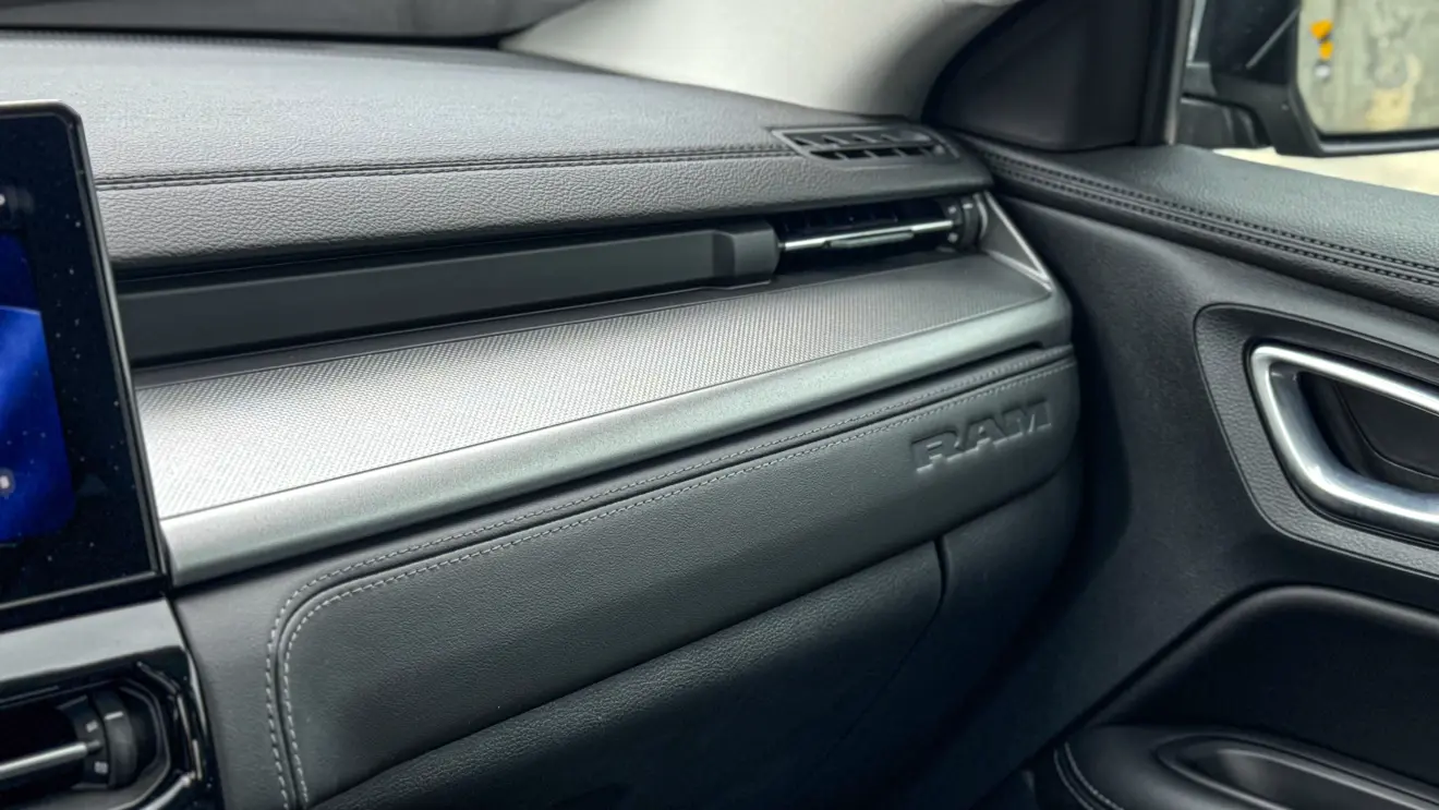 Ram Rampage Big Horn prateada e seu interior para avaliação e teste