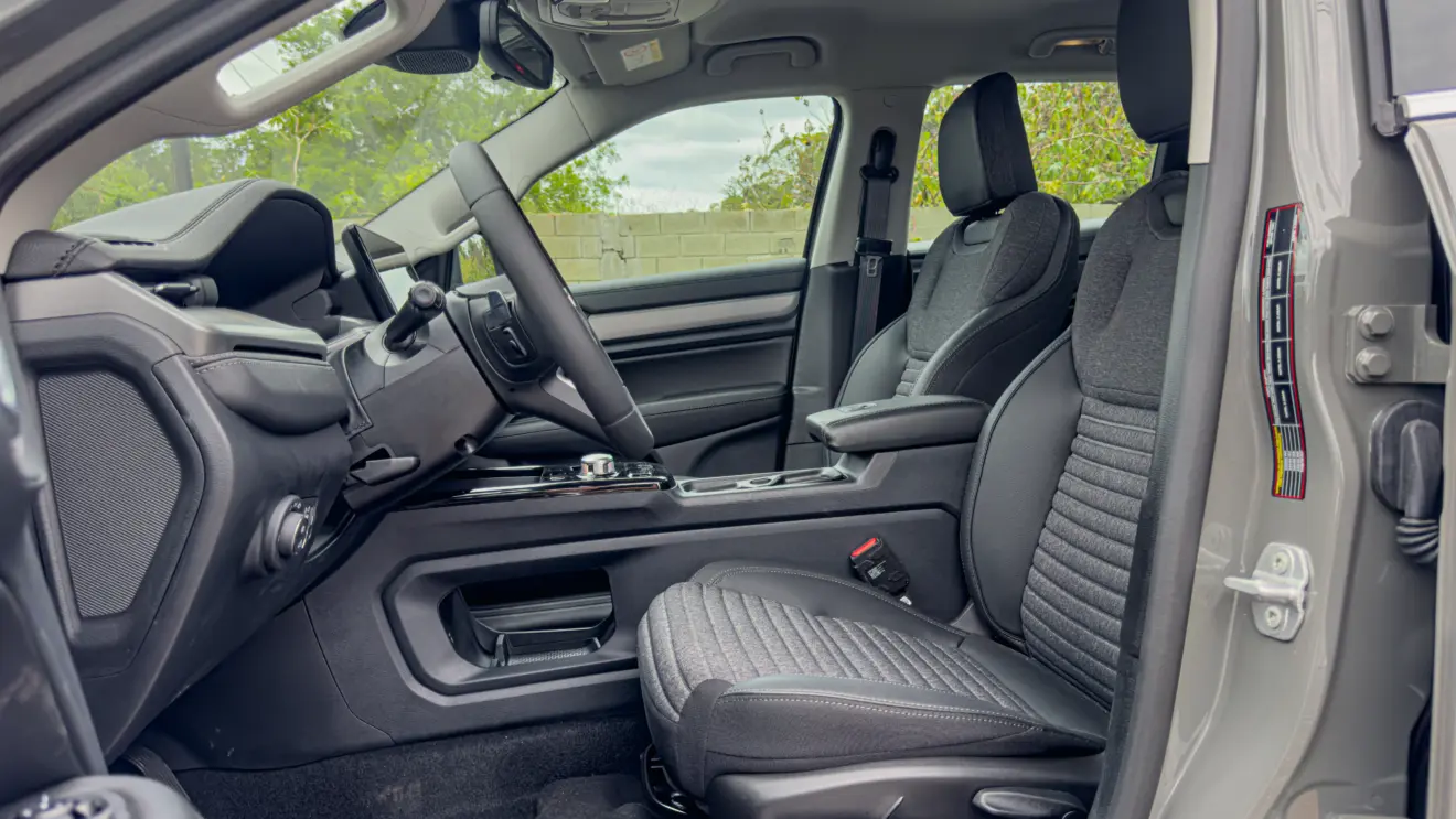 Ram Rampage Big Horn prateada e seu interior para avaliação e teste