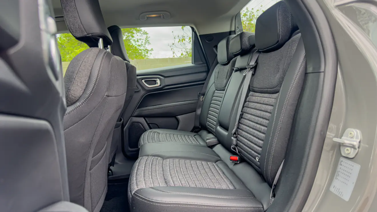 Ram Rampage Big Horn prateada e seu interior para avaliação e teste