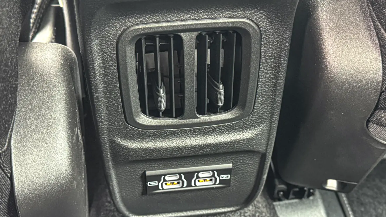 Ram Rampage Big Horn prateada e seu interior para avaliação e teste