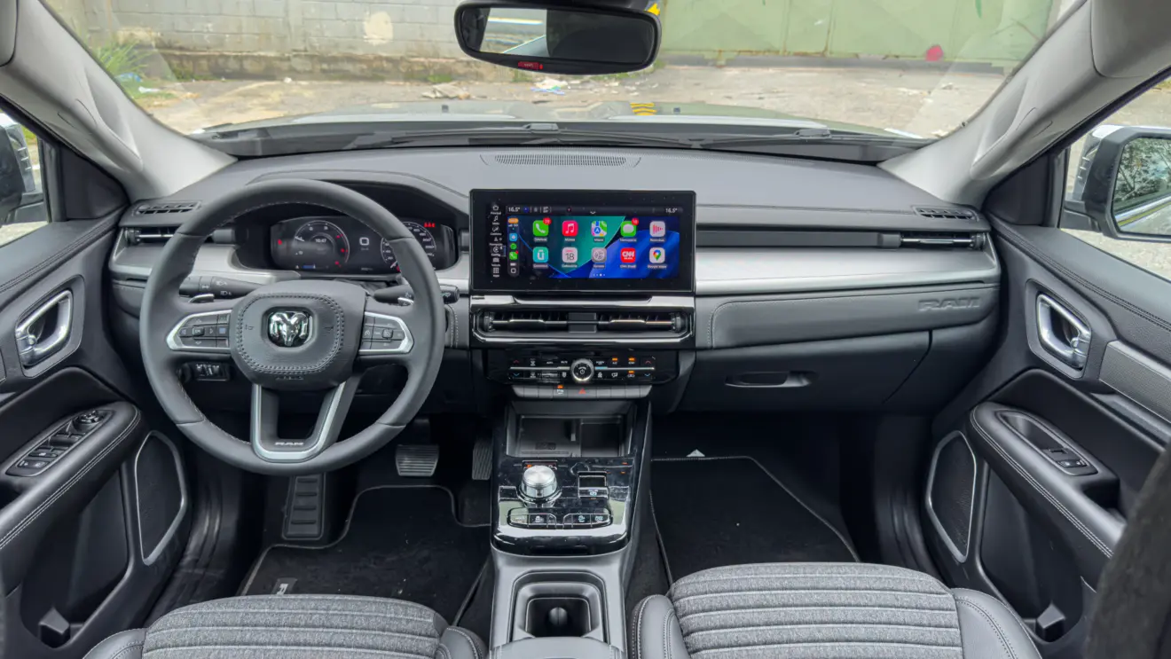 Ram Rampage Big Horn prateada e seu interior para avaliação e teste