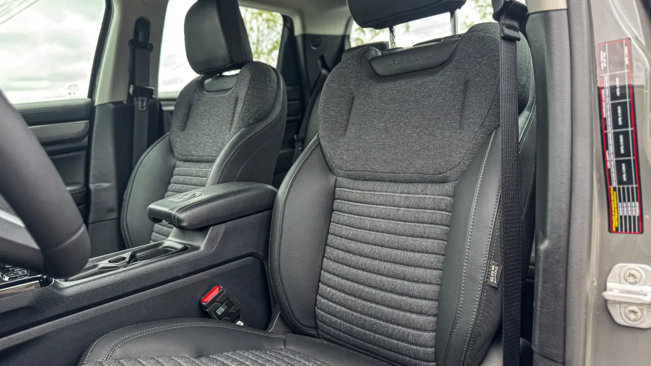 Ram Rampage Big Horn prateada e seu interior para avaliação e teste