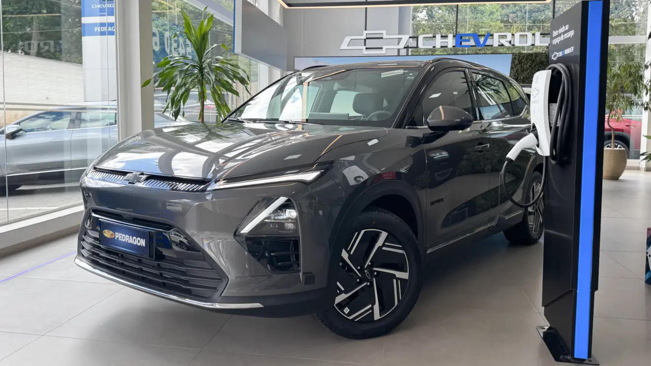 Chevrolet Captiva EV cinza de frente