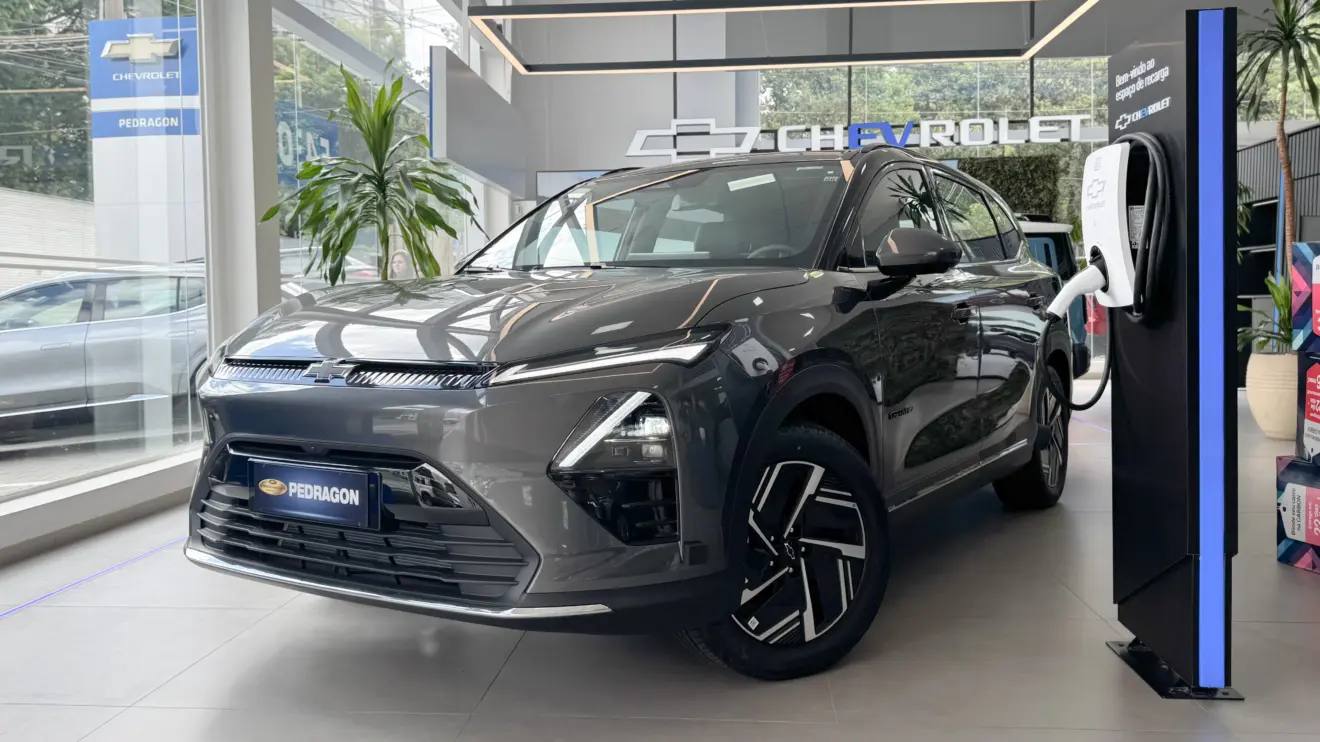 Chevrolet Captiva EV cinza em uma concessionária de frente