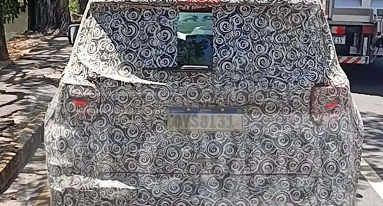 Jeep Renegade sob forte camuflagem visto de traseira