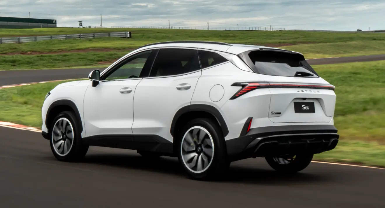 Jetour S06 branco em movimento de traseira na pista