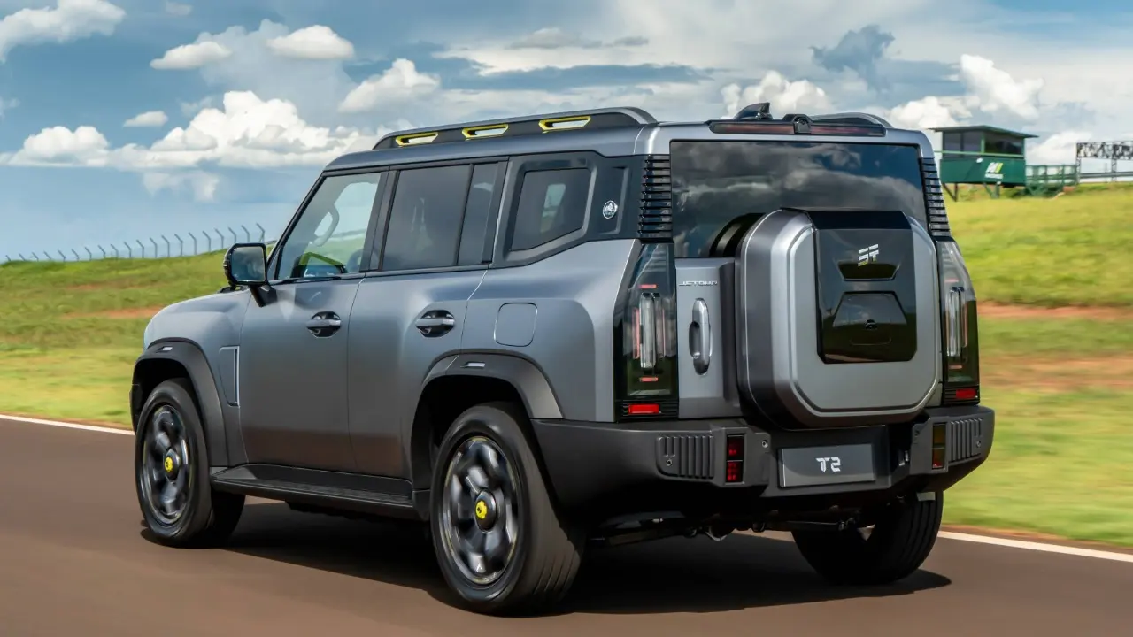 Jetour T2 em movimento de traseira