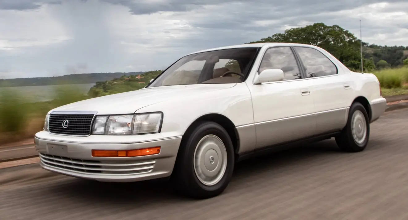 Outro carro que revolucionou seu fabricante foi o Lexus LS 400