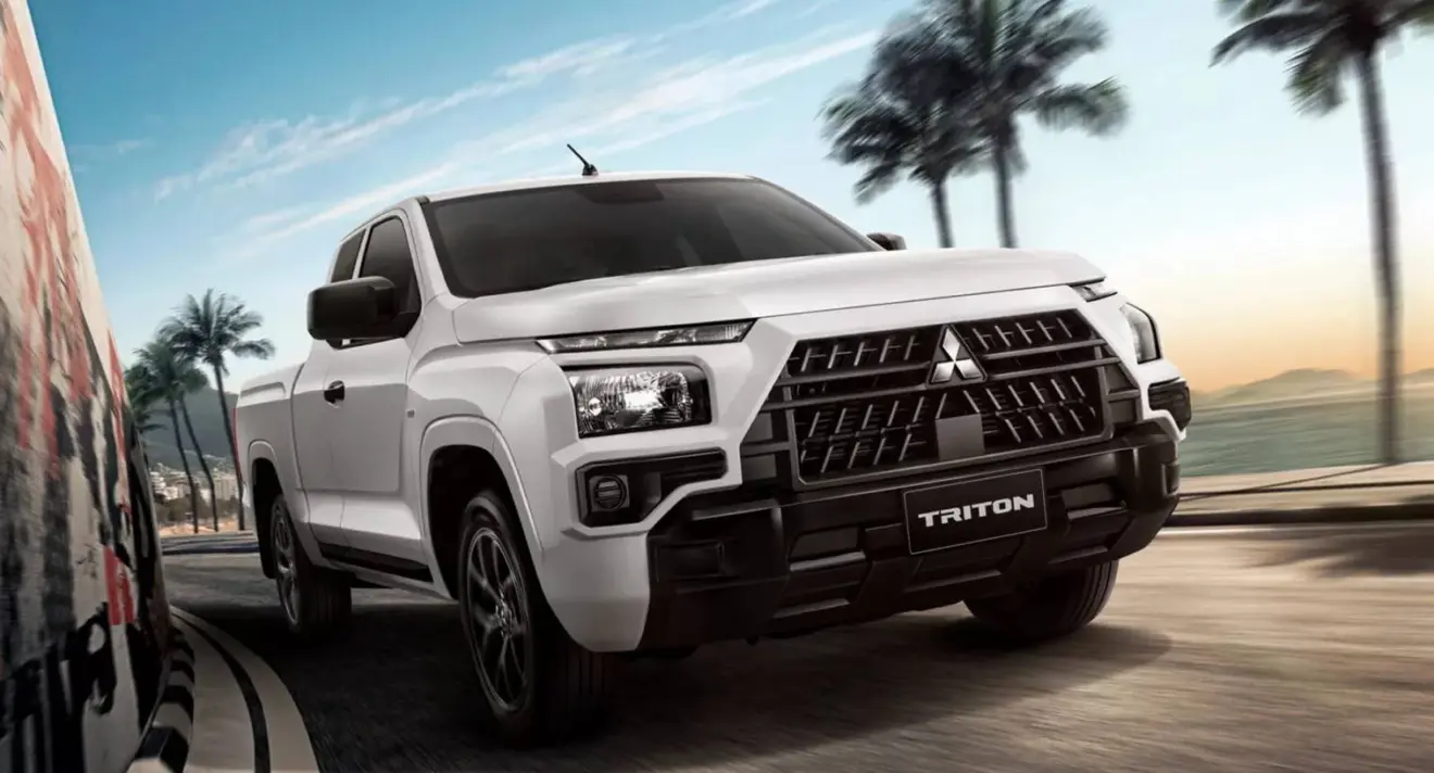 Mitsubishi Triton Street branca em movimento