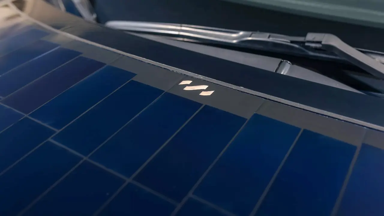 Nissan Ariya com painéis solares para gerar mais autonomia