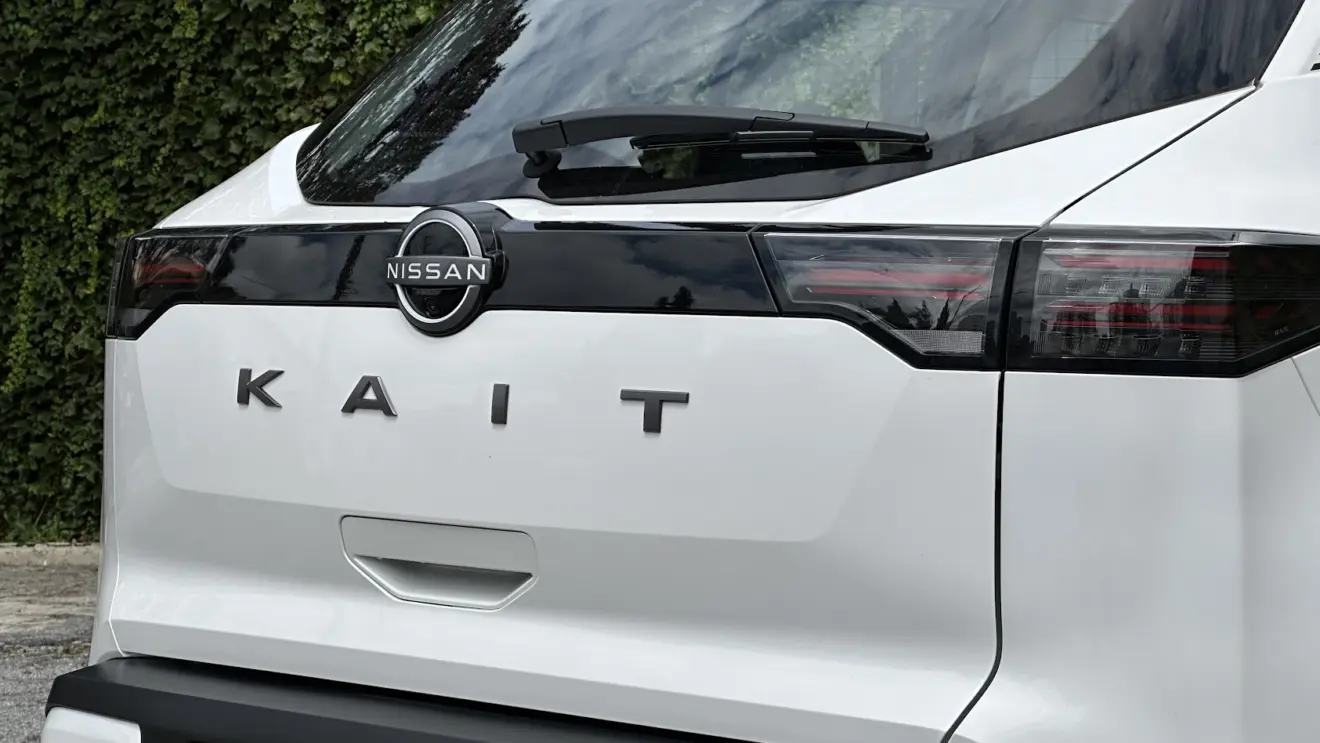 Grafia Kait faz referência ao Nissan Patrol vendido nos mercados estrangeiros