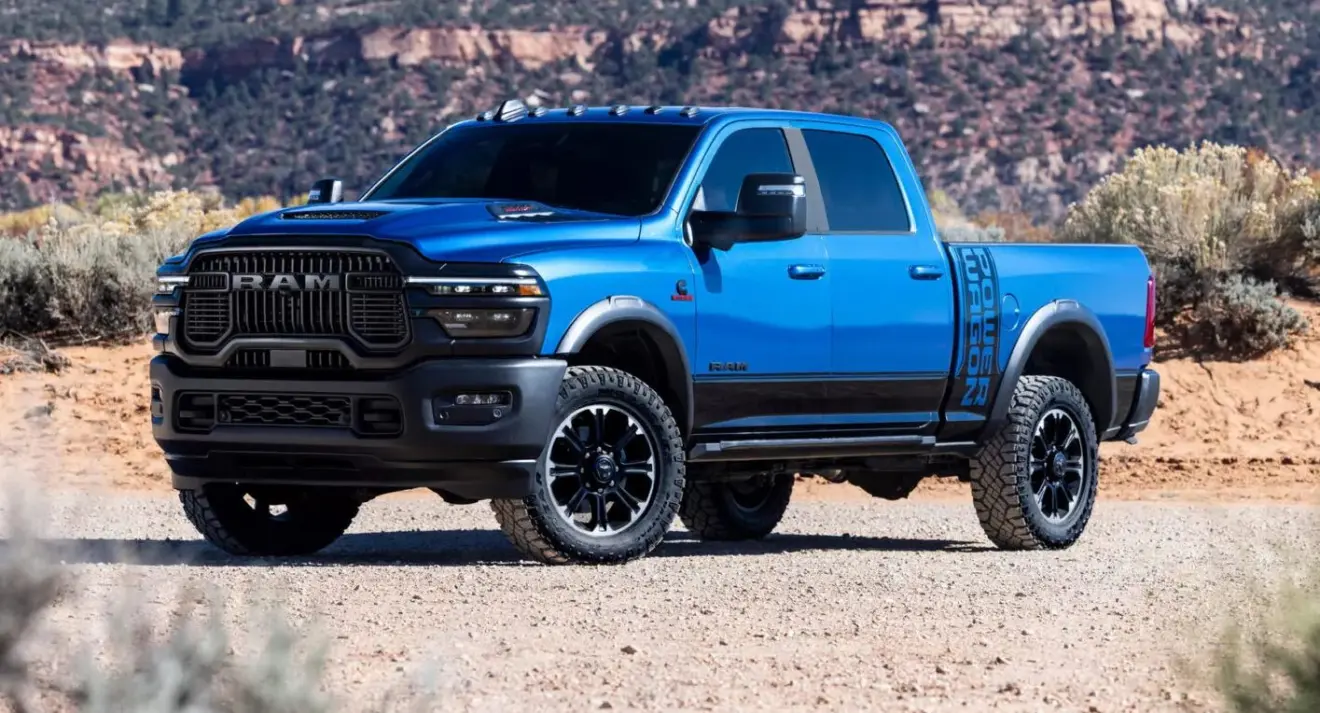 Ram 2500 Power Wagon azul parada de frente na areia