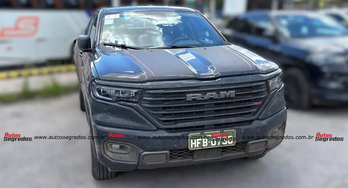 Ram Rampage R/T preta parada de frente