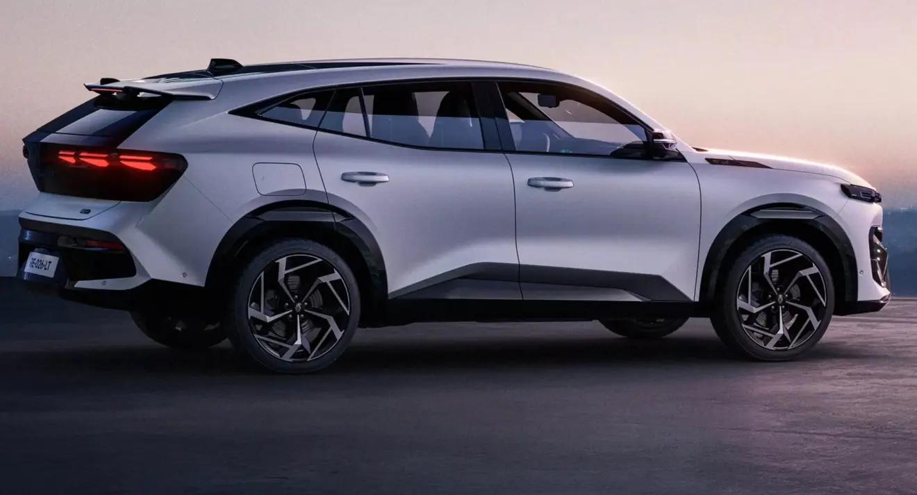 Novo SUV Renault Filante branco parado de lateral