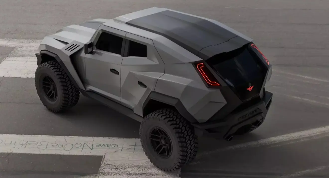 Rezvani Tank 2026 cinza parado de traseira com cidade ao fundo