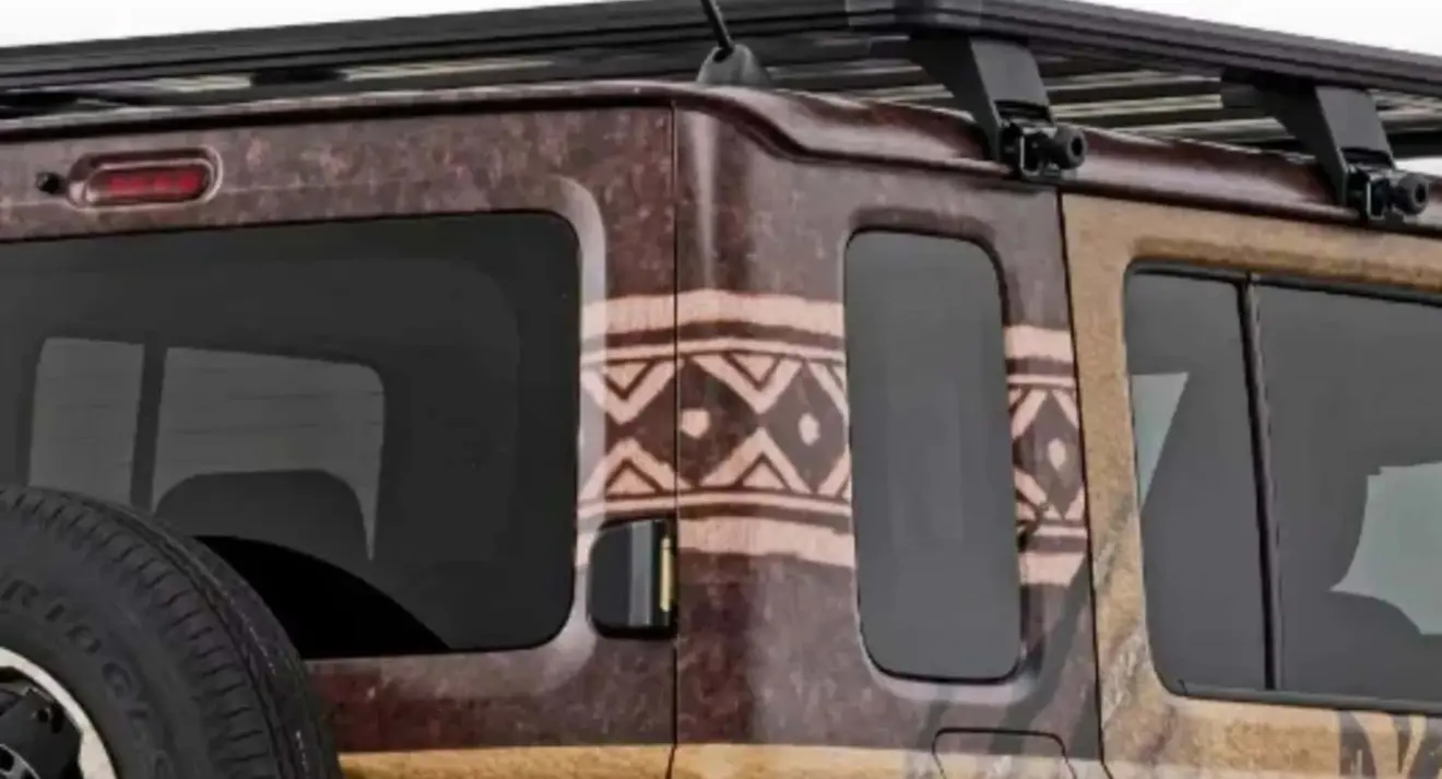 Detalhe da coluna C do Suzuki Jimny Nomade Monster Hunter Wilds Edition