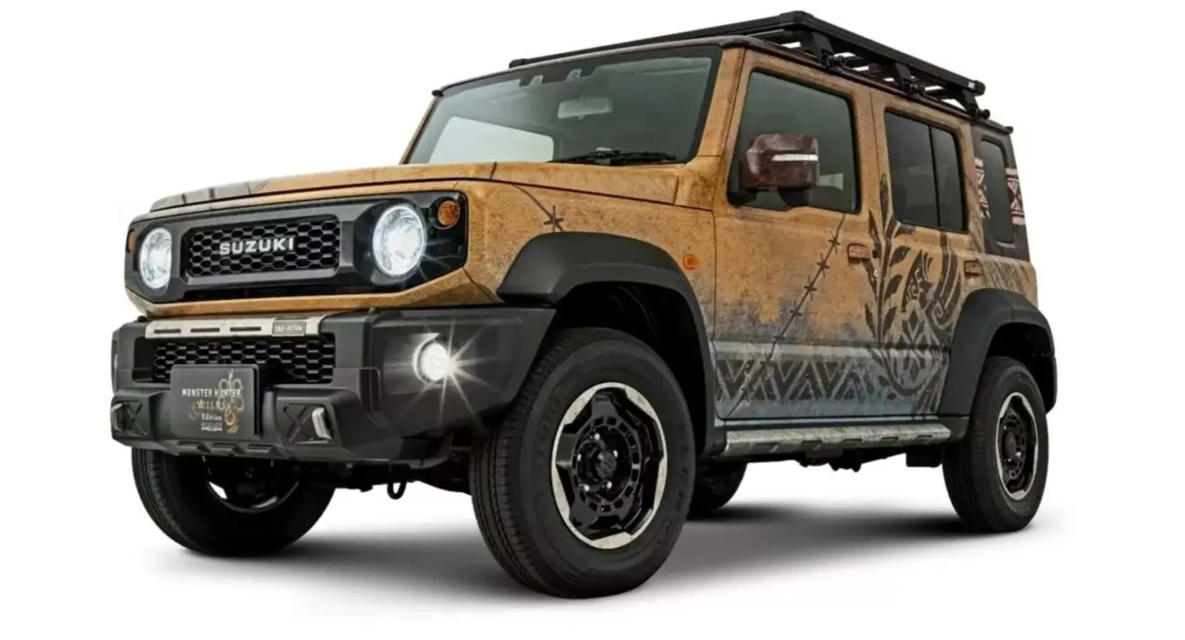 Suzuki Jimny Nomade Monster Hunter Wilds Edition parado de frente com fundo branco