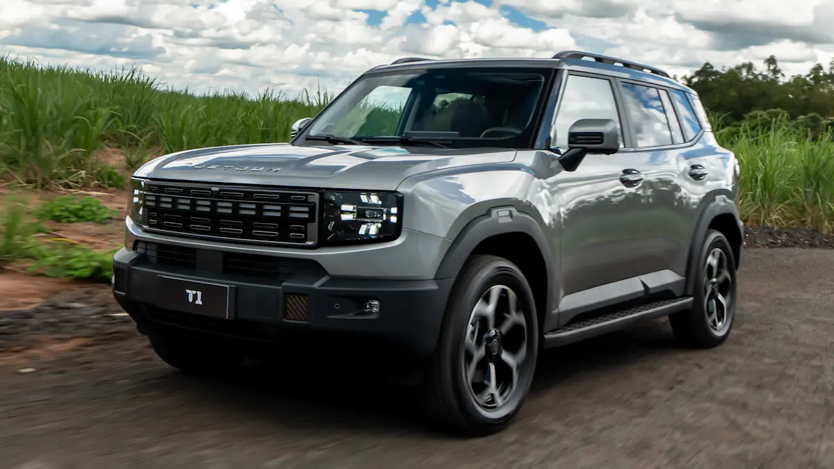 Jetour T1 cinza de frente no asfalto